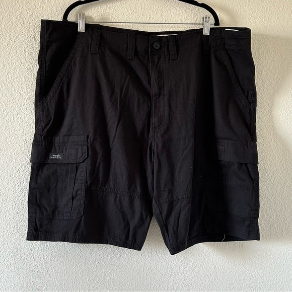 Wrangler Black Relax Fit Cargo Shorts Men Sz 44 NWOT - Picture 1 of 7